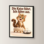 Samtpfotenleitung – Gerahmtes Katzenbild. Spruch: Die Katze führt. Ich führe aus. Schwarzer Rahmen ohne Passepartout. 2 WINKEL. 30×40 cm.