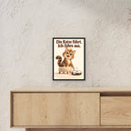 Samtpfotenleitung – Gerahmtes Katzenbild. Spruch: Die Katze führt. Ich führe aus. Schwarzer Rahmen ohne Passepartout. 3 RAUM 30x40cm. 30×40 cm.