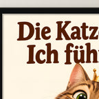 Samtpfotenleitung – Gerahmtes Katzenbild. Spruch: Die Katze führt. Ich führe aus. Schwarzer Rahmen ohne Passepartout. 4 RAHMENDETAIL. 30×40 cm.