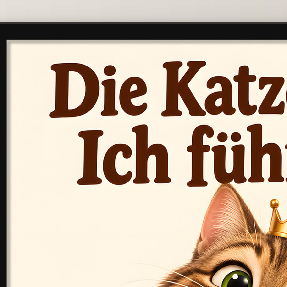 Samtpfotenleitung – Gerahmtes Katzenbild. Spruch: Die Katze führt. Ich führe aus. Schwarzer Rahmen ohne Passepartout. 4 RAHMENDETAIL. 30×40 cm.