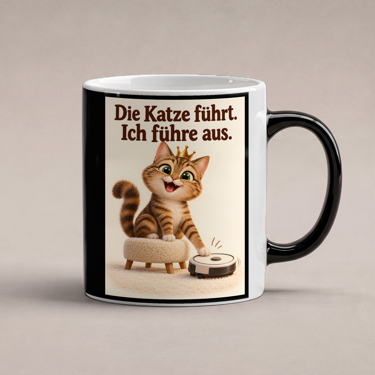 Samtpfotenleitung – Katzentasse mit Spruch. Spruch: Die Katze führt. Ich führe aus. Beidseitige Motivansicht. 1 STUDIO HEISS. Zaubertasse: Wärmeeffekt.