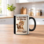 Samtpfotenleitung – Katzentasse mit Spruch. Spruch: Die Katze führt. Ich führe aus. Beidseitige Motivansicht. 2 KUECHE HEISS. Zaubertasse: Wärmeeffekt.