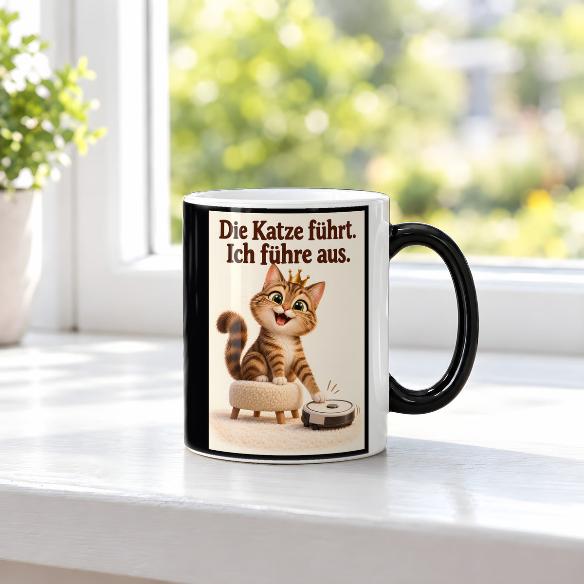 Samtpfotenleitung – Katzentasse mit Spruch. Spruch: Die Katze führt. Ich führe aus. Beidseitige Motivansicht. 3 FENSTER HEISS. Zaubertasse: Wärmeeffekt.