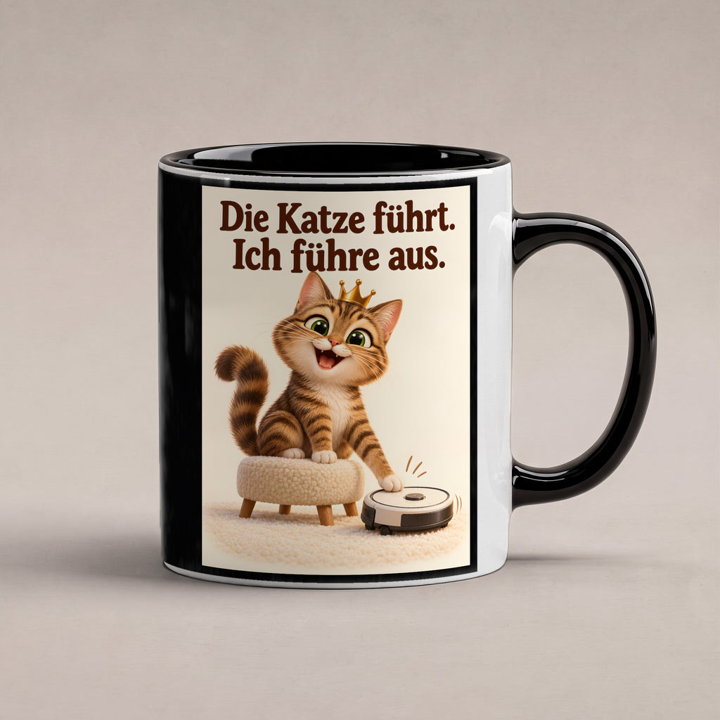 Samtpfotenleitung – Katzentasse mit Spruch. Spruch: Die Katze führt. Ich führe aus. Beidseitige Motivansicht. 1 STUDIO. Innen schwarz.