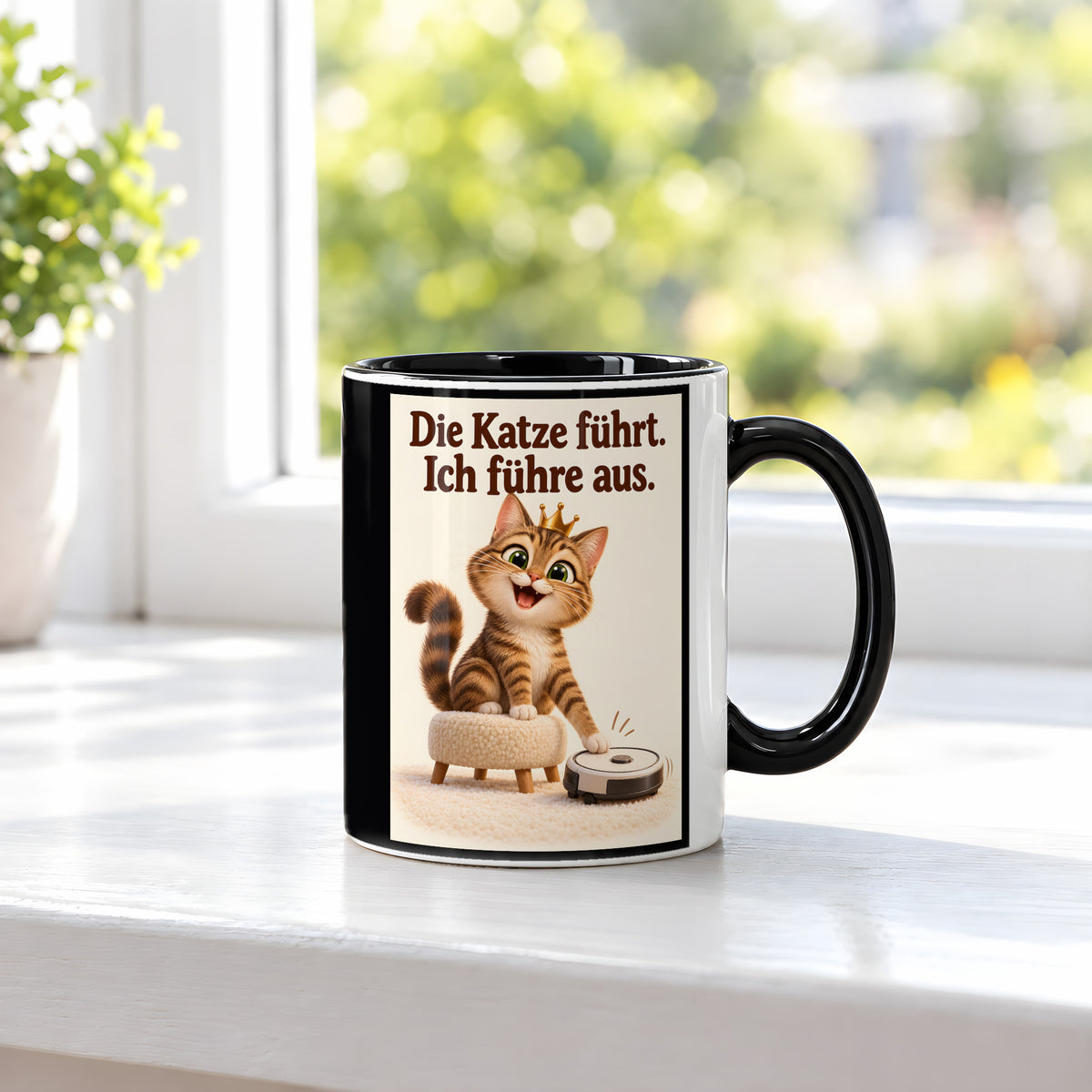 Samtpfotenleitung – Katzentasse mit Spruch. Spruch: Die Katze führt. Ich führe aus. Beidseitige Motivansicht. 3 FENSTER. Innen schwarz.