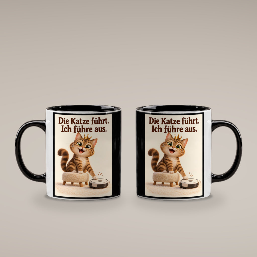 Samtpfotenleitung – Katzentasse mit Spruch. Spruch: Die Katze führt. Ich führe aus. Beidseitige Motivansicht. 4 BEIDE SEITEN. Innen schwarz.