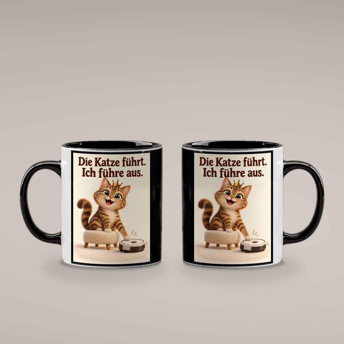Samtpfotenleitung – Katzentasse mit Spruch. Spruch: Die Katze führt. Ich führe aus. Beidseitige Motivansicht. 4 BEIDE SEITEN. Innen schwarz.