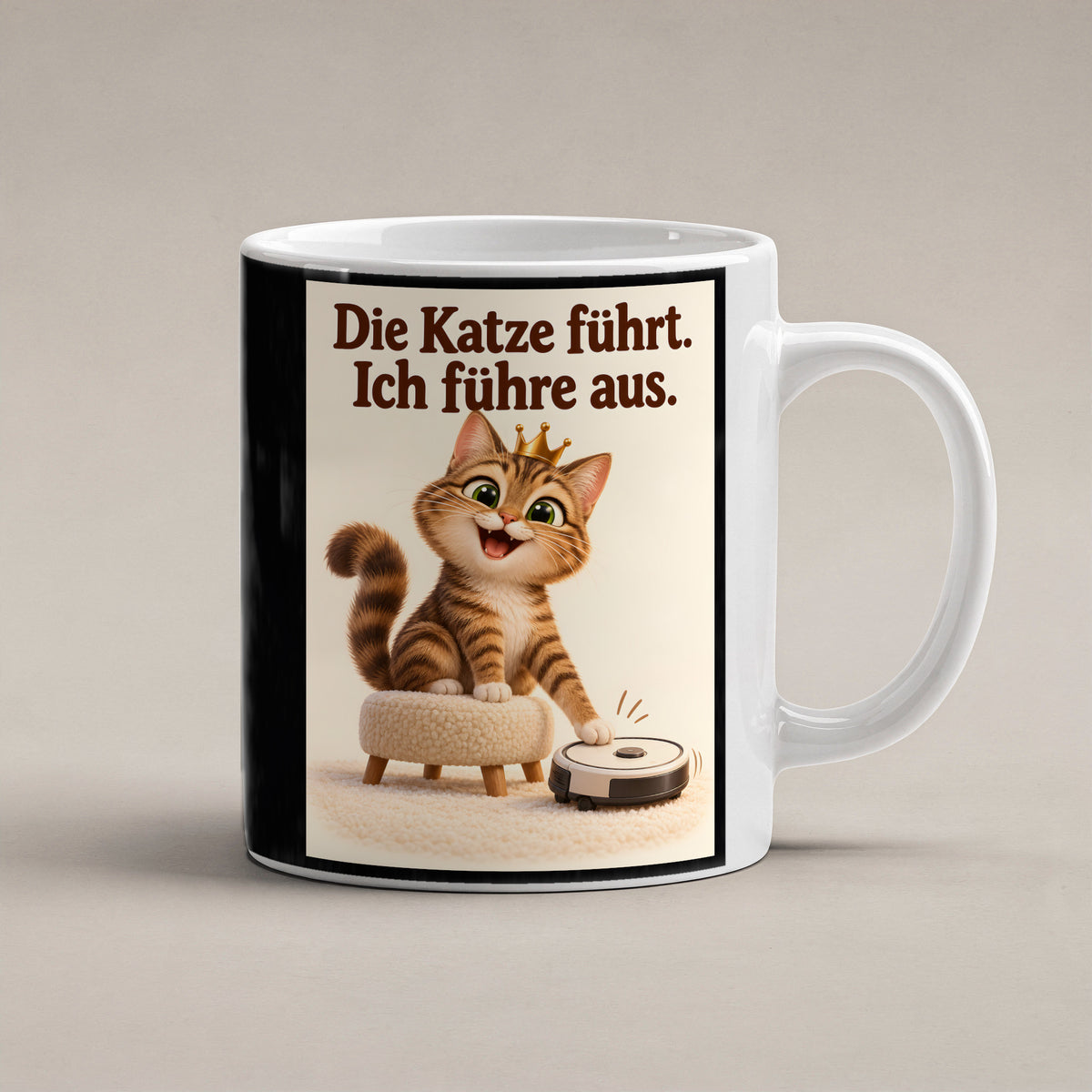 Samtpfotenleitung – Katzentasse mit Spruch. Spruch: Die Katze führt. Ich führe aus. Beidseitige Motivansicht. 1 STUDIO. Weiß.