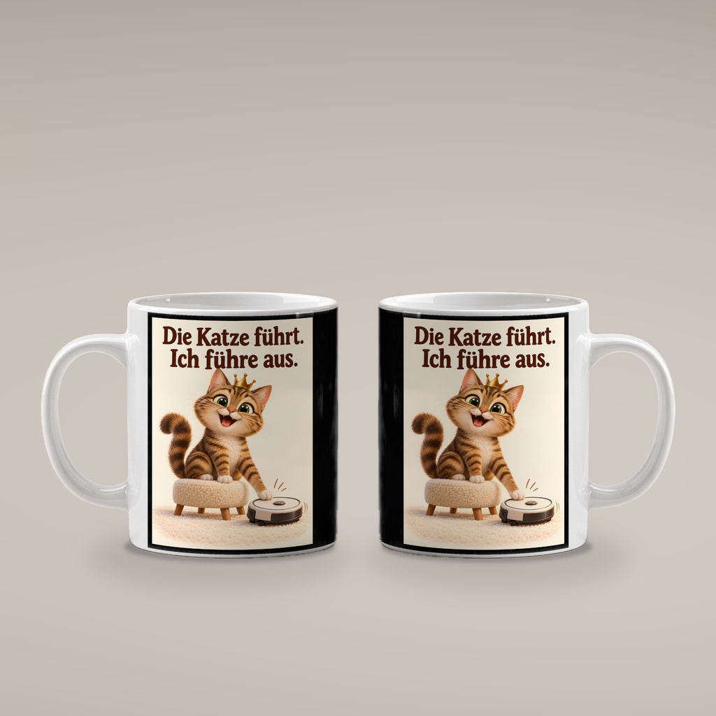 Samtpfotenleitung – Katzentasse mit Spruch. Spruch: Die Katze führt. Ich führe aus. Beidseitige Motivansicht. 4 BEIDE SEITEN. Weiß.