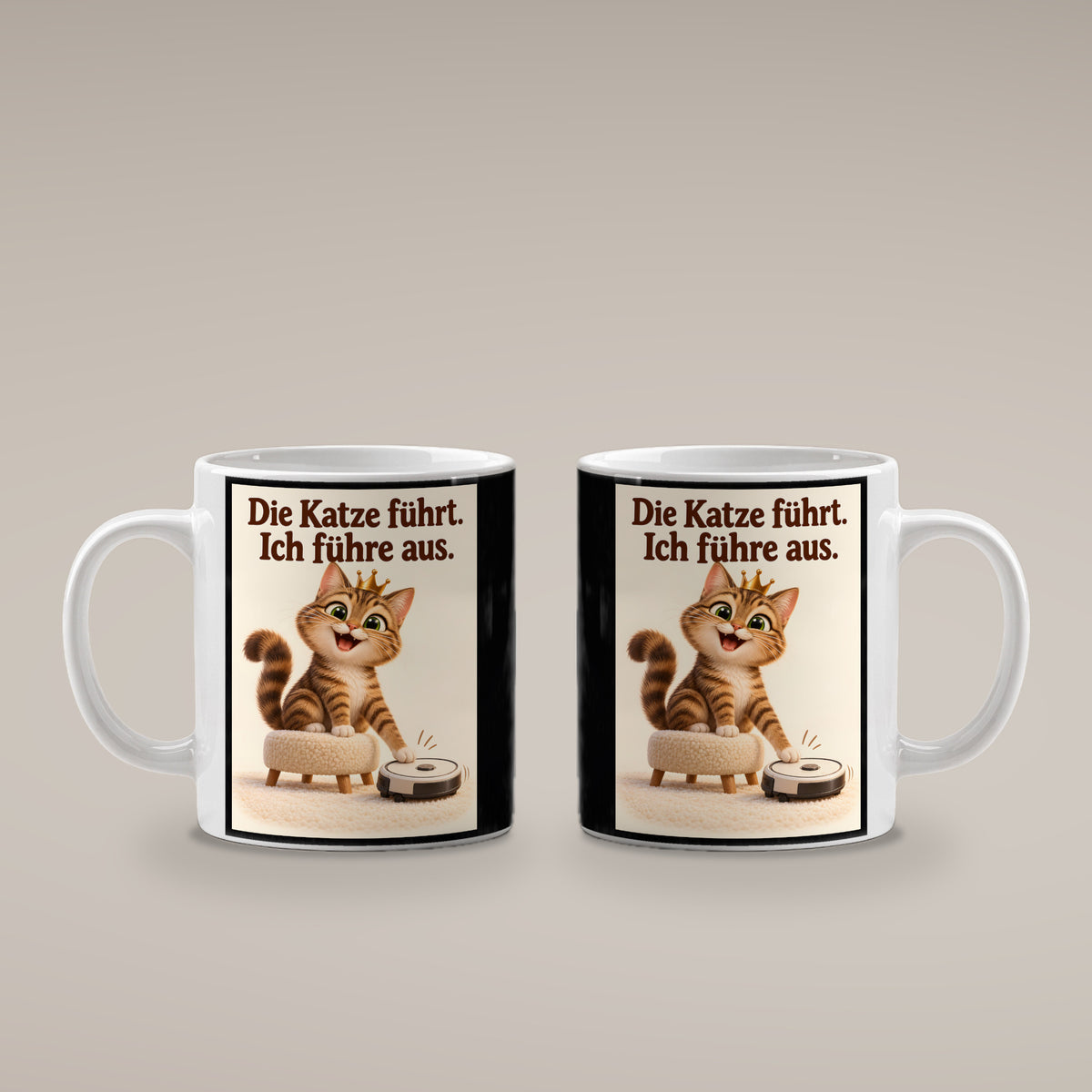 Samtpfotenleitung – Katzentasse mit Spruch. Spruch: Die Katze führt. Ich führe aus. Beidseitige Motivansicht. 4 BEIDE SEITEN. Weiß.