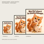 Schnurrende Gehaltserhöhung – Gerahmtes Katzenbild. Spruch: Mein Chef schnurrt bei Gehaltserhöhungen. Schwarzer Rahmen ohne Passepartout. 5 GROESSEN. M 30×40, L45×60, XL60×80 cm.