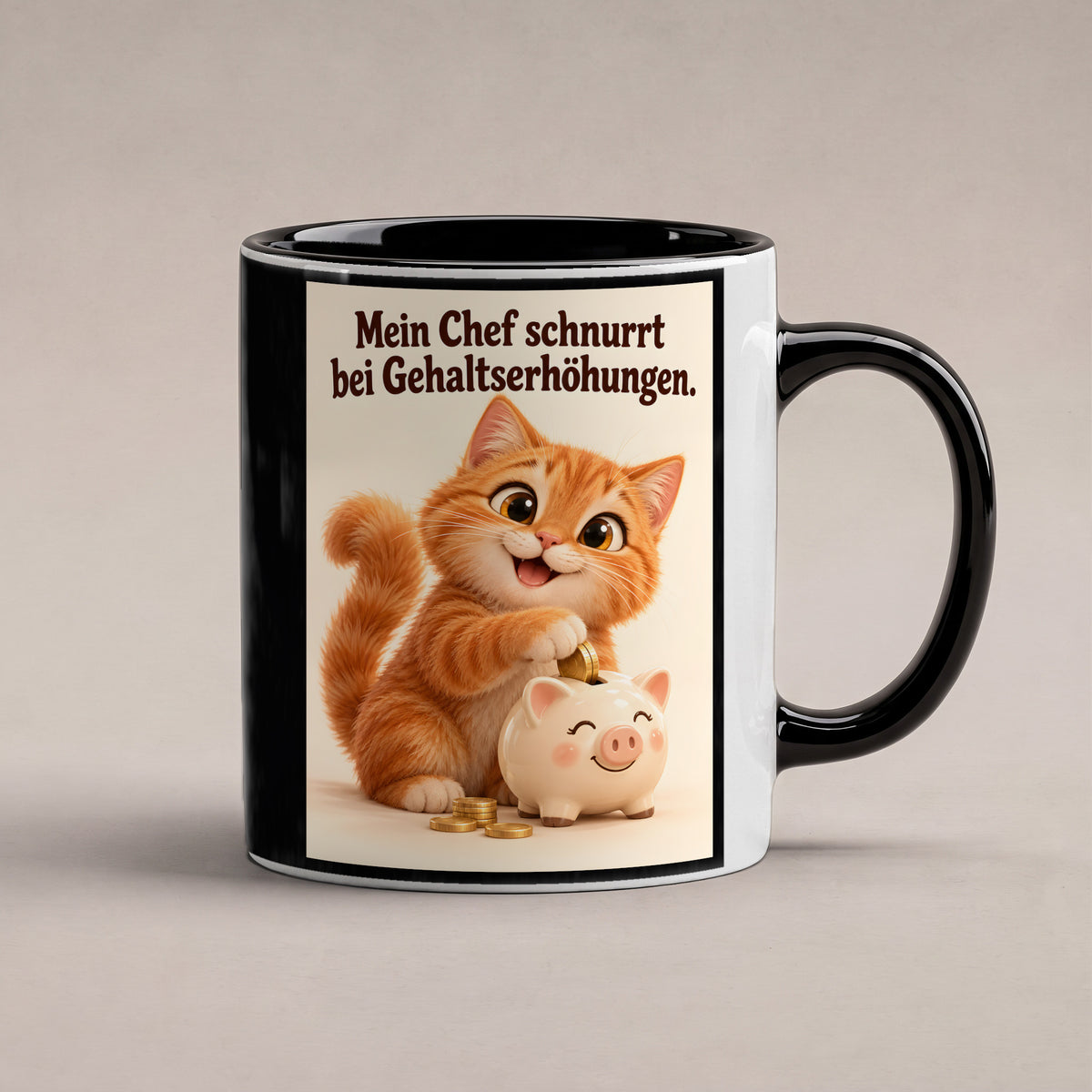 Schnurrende Gehaltserhöhung – Katzentasse mit Spruch. Spruch: Mein Chef schnurrt bei Gehaltserhöhungen. Beidseitige Motivansicht. 1 STUDIO. Innen schwarz.