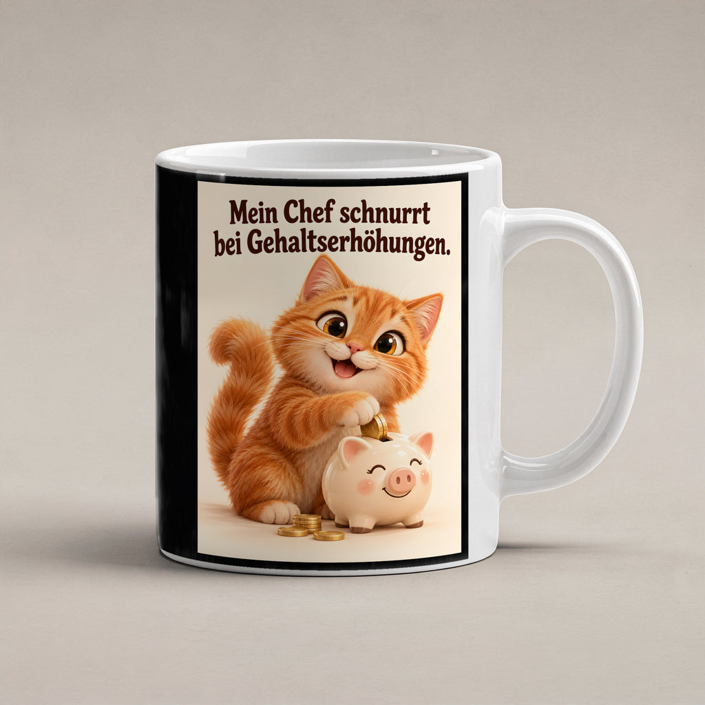 Schnurrende Gehaltserhöhung – Katzentasse mit Spruch. Spruch: Mein Chef schnurrt bei Gehaltserhöhungen. Beidseitige Motivansicht. 1 STUDIO. Weiß.
