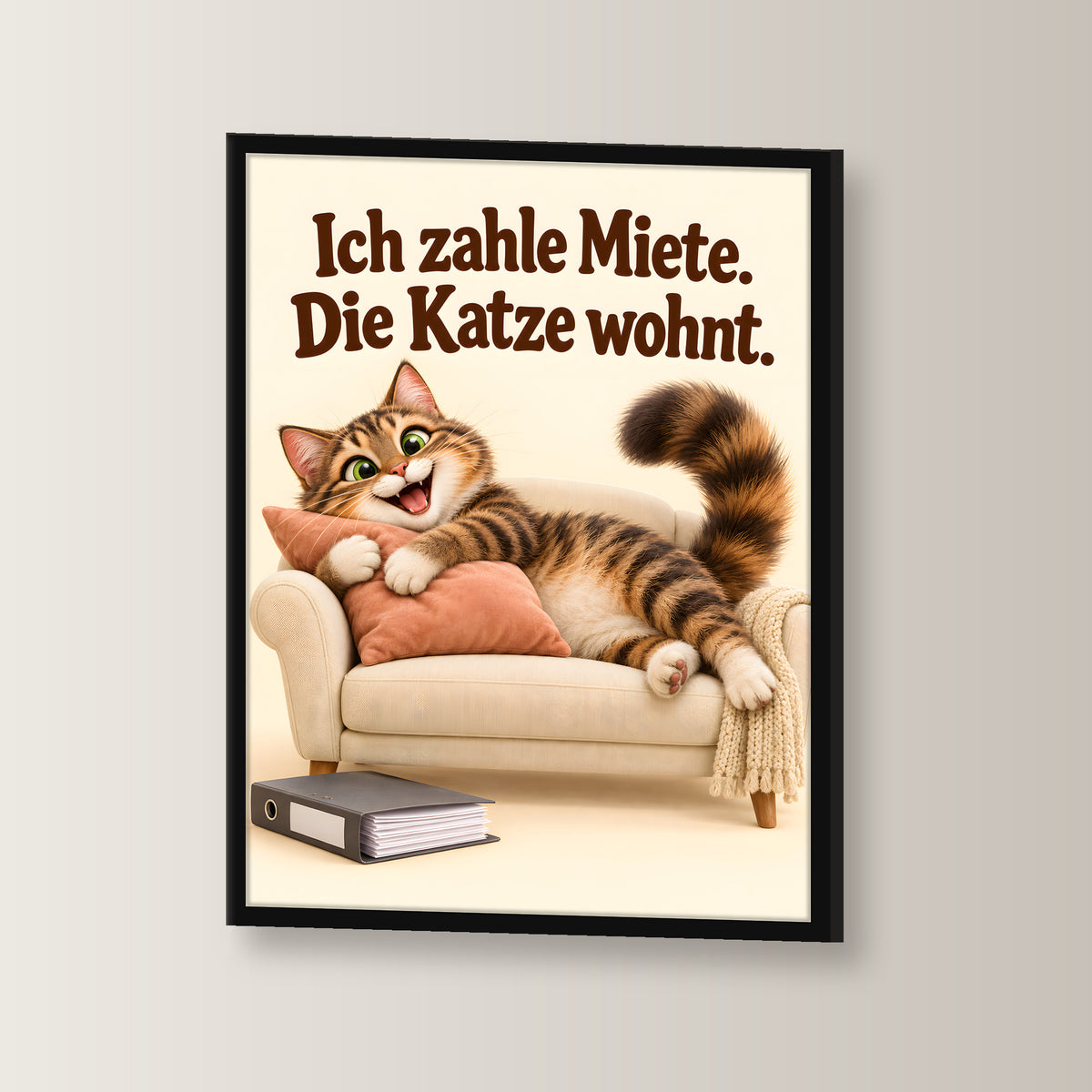 Wohnrecht mit Fell – Gerahmtes Katzenbild. Spruch: Ich zahle Miete. Die Katze wohnt. Schwarzer Rahmen ohne Passepartout. 2 WINKEL. 30×40 cm.