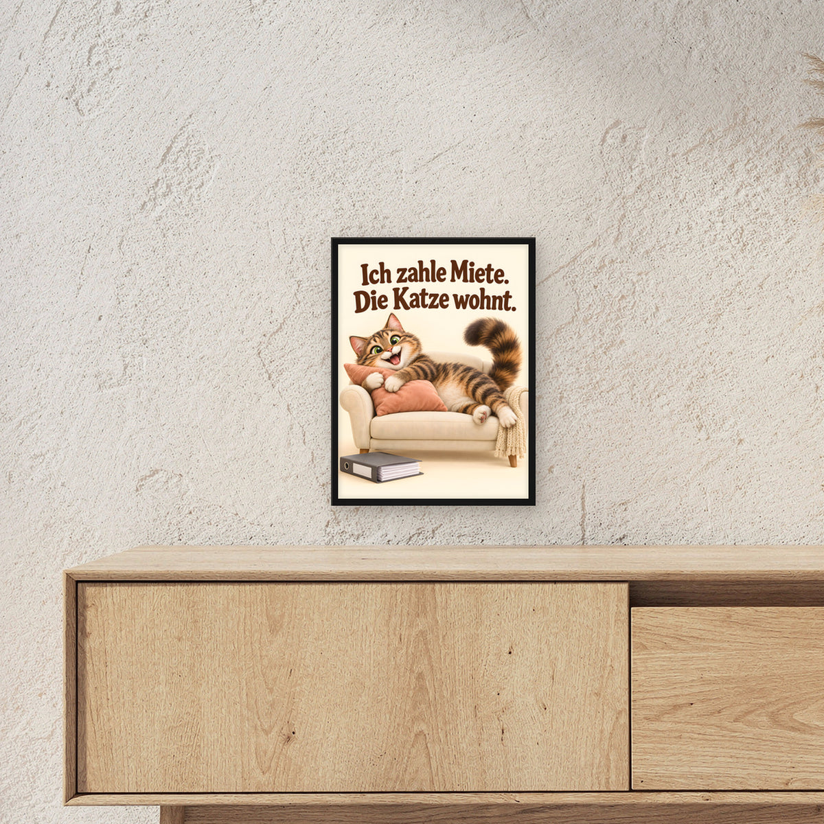Wohnrecht mit Fell – Gerahmtes Katzenbild. Spruch: Ich zahle Miete. Die Katze wohnt. Schwarzer Rahmen ohne Passepartout. 3 RAUM 30x40cm. 30×40 cm.