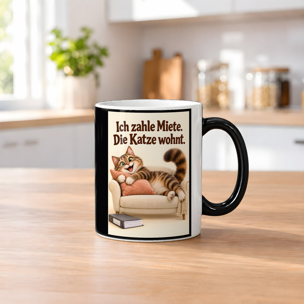 Wohnrecht mit Fell – Katzentasse mit Spruch. Spruch: Ich zahle Miete. Die Katze wohnt. Beidseitige Motivansicht. 2 KUECHE HEISS. Zaubertasse: Wärmeeffekt.