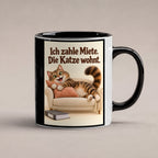 Wohnrecht mit Fell – Katzentasse mit Spruch. Spruch: Ich zahle Miete. Die Katze wohnt. Beidseitige Motivansicht. 1 STUDIO. Innen schwarz.