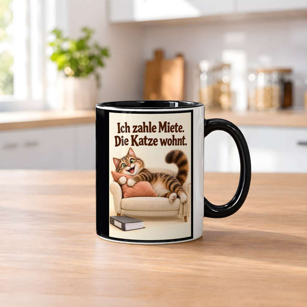 Wohnrecht mit Fell – Katzentasse mit Spruch. Spruch: Ich zahle Miete. Die Katze wohnt. Beidseitige Motivansicht. 2 KUECHE. Innen schwarz.