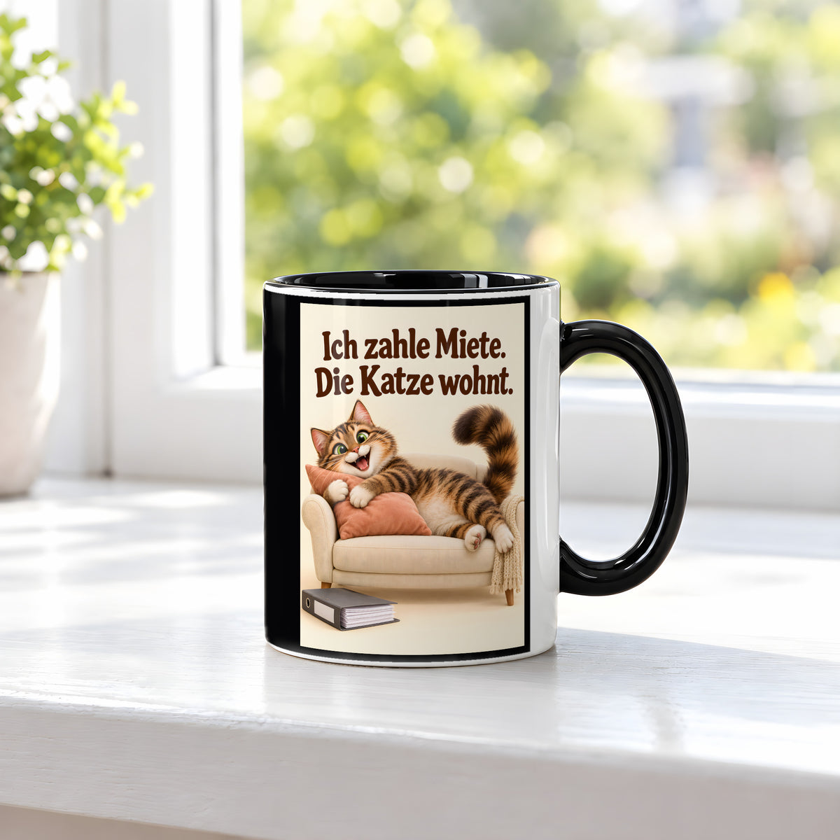 Wohnrecht mit Fell – Katzentasse mit Spruch. Spruch: Ich zahle Miete. Die Katze wohnt. Beidseitige Motivansicht. 3 FENSTER. Innen schwarz.