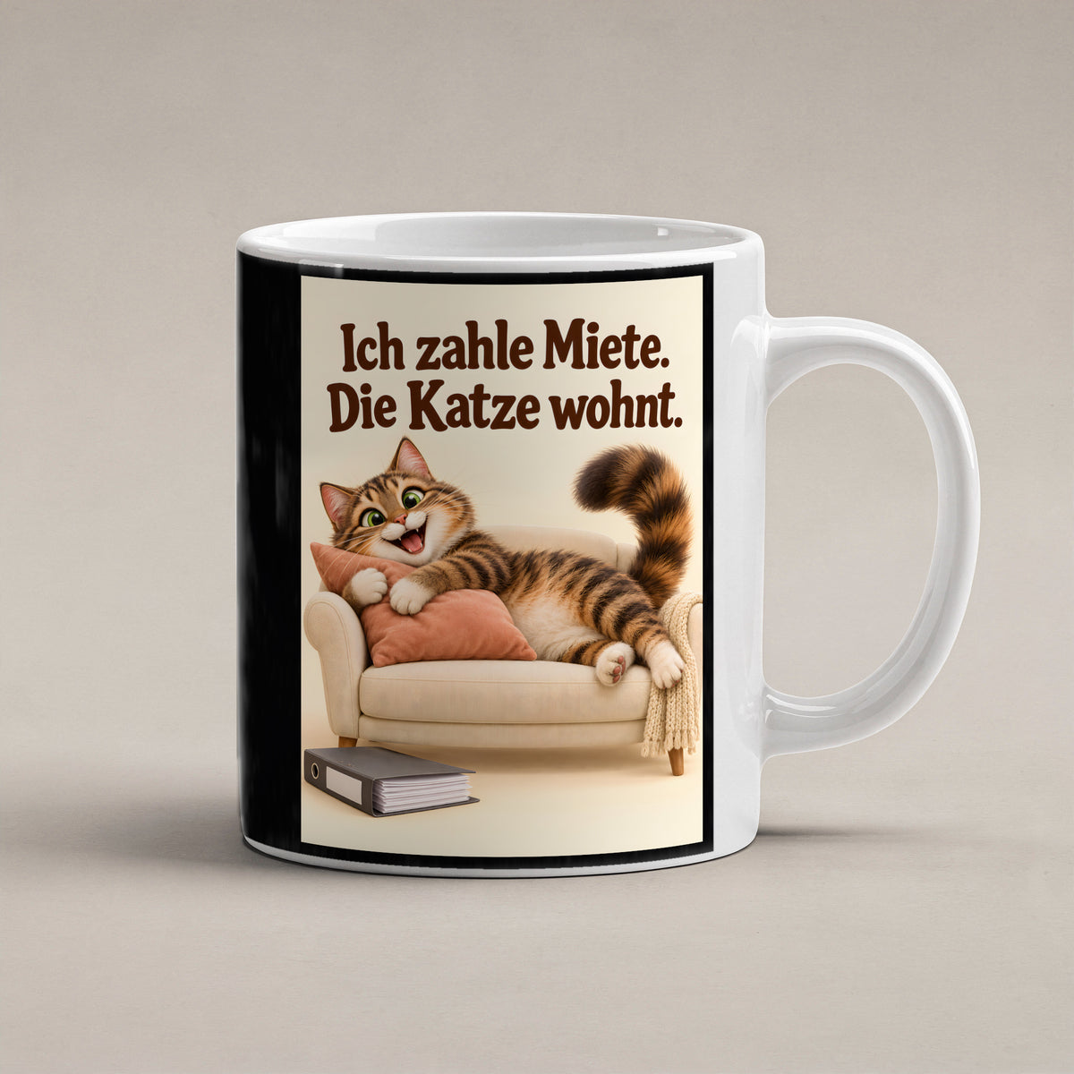 Wohnrecht mit Fell – Katzentasse mit Spruch. Spruch: Ich zahle Miete. Die Katze wohnt. Beidseitige Motivansicht. 1 STUDIO. Weiß.