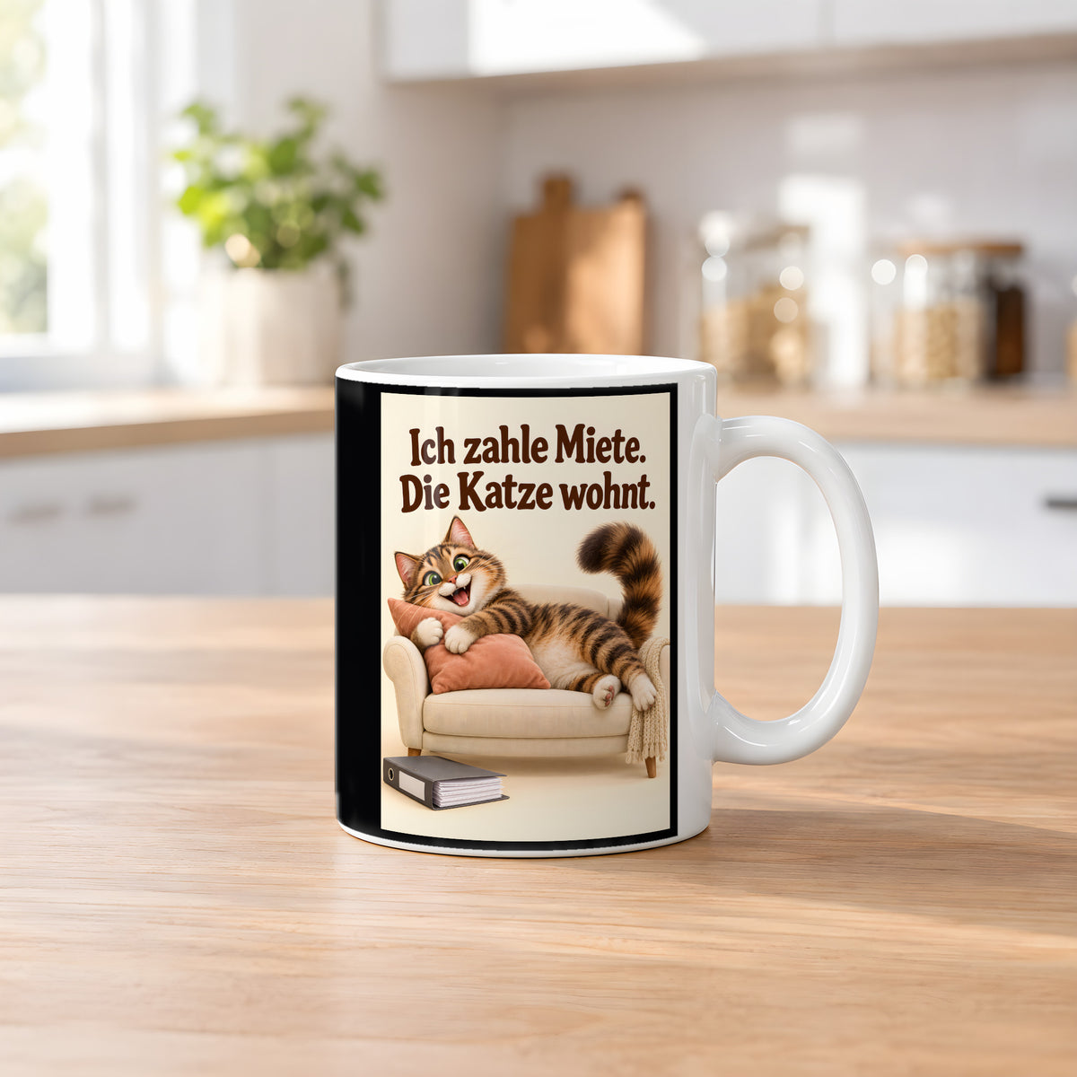 Wohnrecht mit Fell – Katzentasse mit Spruch. Spruch: Ich zahle Miete. Die Katze wohnt. Beidseitige Motivansicht. 2 KUECHE. Weiß.