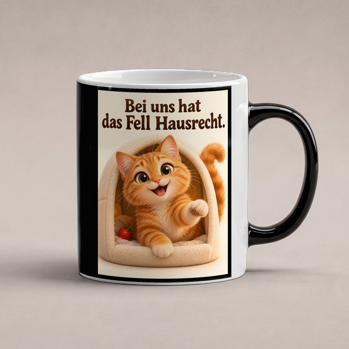 Felliges Hausrecht – Katzentasse mit Spruch. Spruch: Bei uns hat das Fell Hausrecht. Beidseitige Motivansicht. 1 STUDIO HEISS. Zaubertasse: Wärmeeffekt.