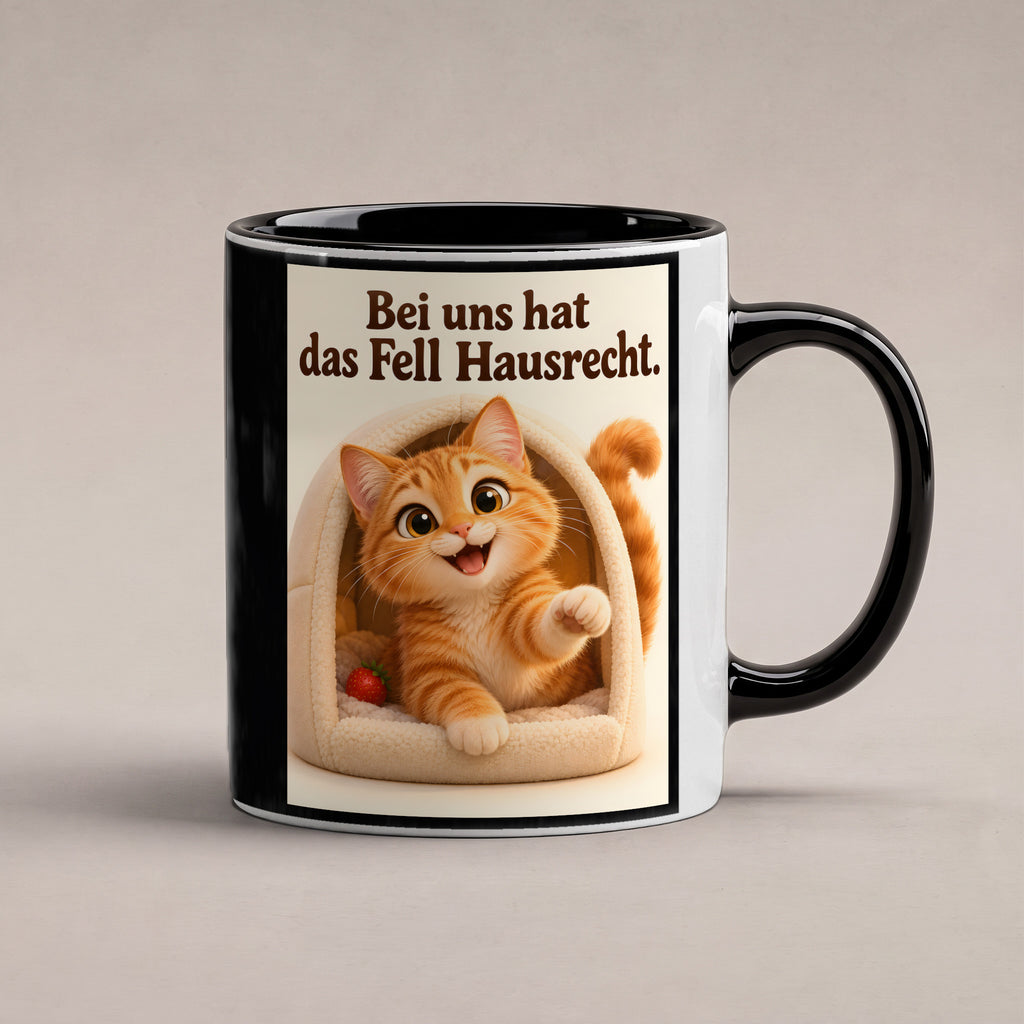 Felliges Hausrecht – Katzentasse mit Spruch. Spruch: Bei uns hat das Fell Hausrecht. Beidseitige Motivansicht. 1 STUDIO. Innen schwarz.