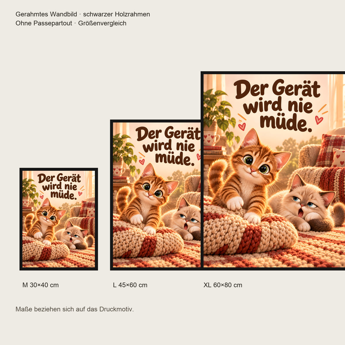 Kissenknetmeister – Gerahmtes Katzenbild. Spruch: Der Gerät wird nie müde. Schwarzer Rahmen ohne Passepartout. 5 GROESSEN. M 30×40, L45×60, XL60×80 cm.