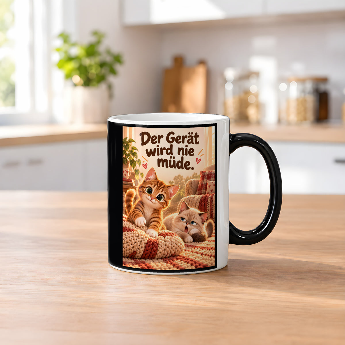 Kissenknetmeister – Katzentasse mit Spruch. Spruch: Der Gerät wird nie müde. Beidseitige Motivansicht. 2 KUECHE HEISS. Zaubertasse: Wärmeeffekt.