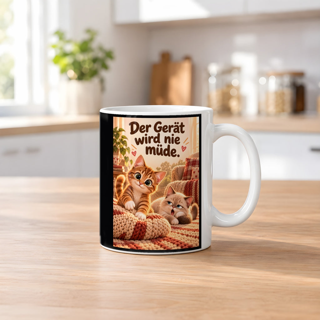 Kissenknetmeister – Katzentasse mit Spruch. Spruch: Der Gerät wird nie müde. Beidseitige Motivansicht. 2 KUECHE. Weiß.