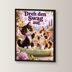 Glückspfoten-High-five – Gerahmtes Katzenbild. Spruch: Dreh den Swag auf. Schwarzer Rahmen ohne Passepartout. 2 WINKEL. 30×40 cm.