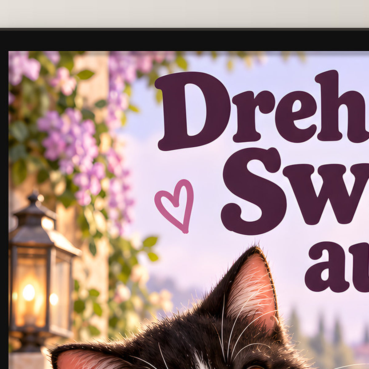 Glückspfoten-High-five – Gerahmtes Katzenbild. Spruch: Dreh den Swag auf. Schwarzer Rahmen ohne Passepartout. 4 RAHMENDETAIL. 30×40 cm.
