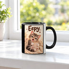Kleiner Morgenmuffel – Katzentasse mit Spruch. Spruch: Eepy Beidseitige Motivansicht. 3 FENSTER. Innen schwarz.