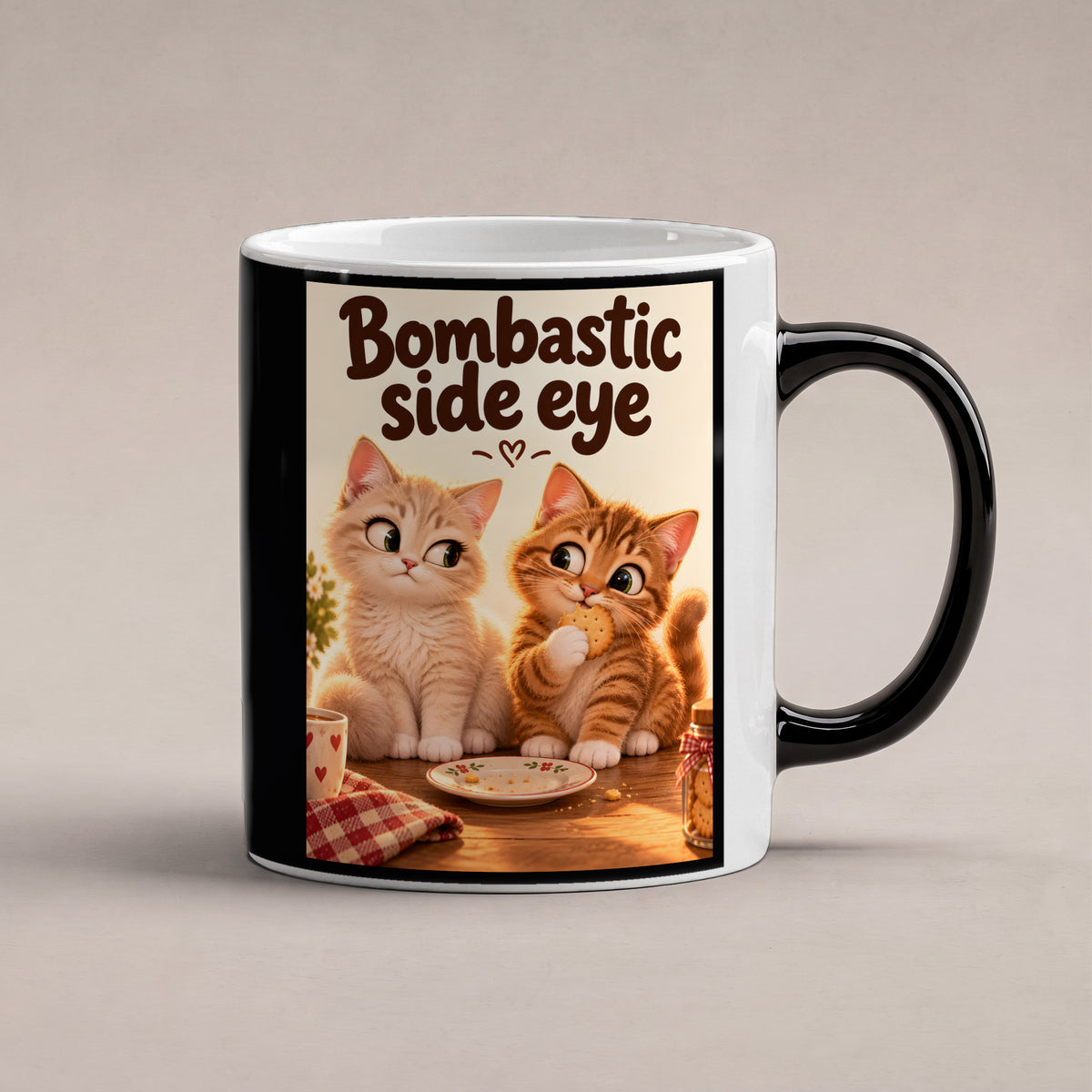 Keksdetektiv – Katzentasse mit Spruch. Spruch: Bombastic side eye Beidseitige Motivansicht. 1 STUDIO HEISS. Zaubertasse: Wärmeeffekt.
