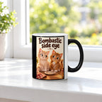 Keksdetektiv – Katzentasse mit Spruch. Spruch: Bombastic side eye Beidseitige Motivansicht. 3 FENSTER HEISS. Zaubertasse: Wärmeeffekt.