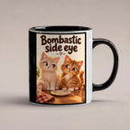 Keksdetektiv – Katzentasse mit Spruch. Spruch: Bombastic side eye Beidseitige Motivansicht. 1 STUDIO. Innen schwarz.