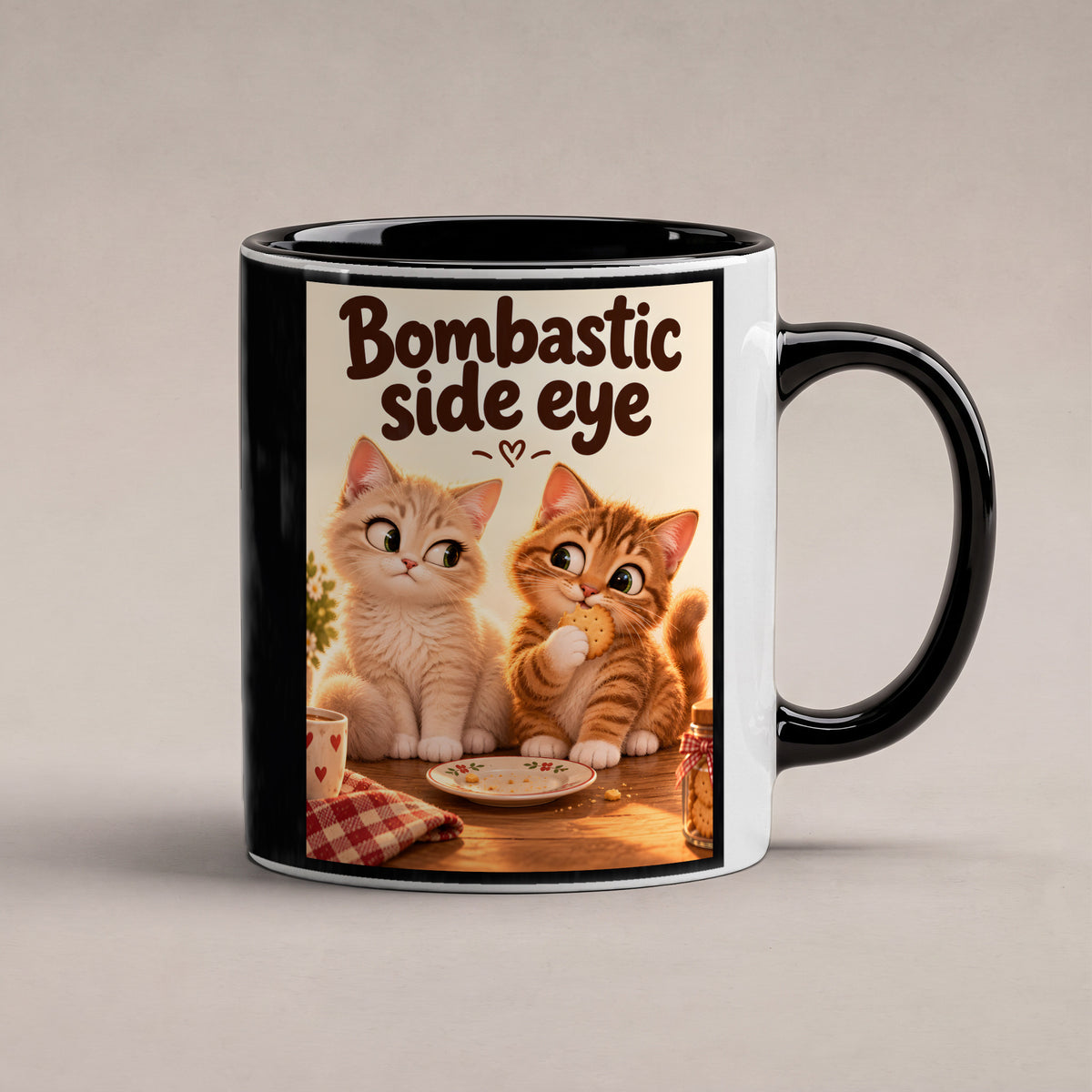 Keksdetektiv – Katzentasse mit Spruch. Spruch: Bombastic side eye Beidseitige Motivansicht. 1 STUDIO. Innen schwarz.
