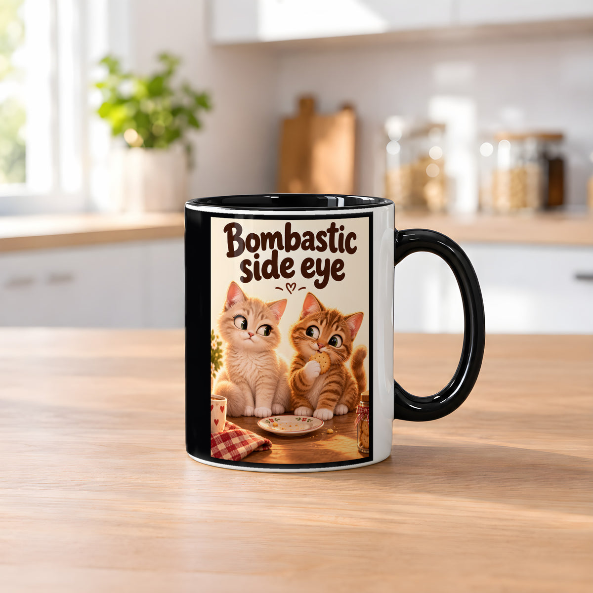 Keksdetektiv – Katzentasse mit Spruch. Spruch: Bombastic side eye Beidseitige Motivansicht. 2 KUECHE. Innen schwarz.