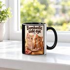 Keksdetektiv – Katzentasse mit Spruch. Spruch: Bombastic side eye Beidseitige Motivansicht. 3 FENSTER. Innen schwarz.