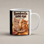 Keksdetektiv – Katzentasse mit Spruch. Spruch: Bombastic side eye Beidseitige Motivansicht. 1 STUDIO. Weiß.