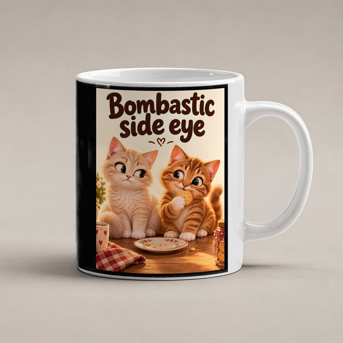 Keksdetektiv – Katzentasse mit Spruch. Spruch: Bombastic side eye Beidseitige Motivansicht. 1 STUDIO. Weiß.