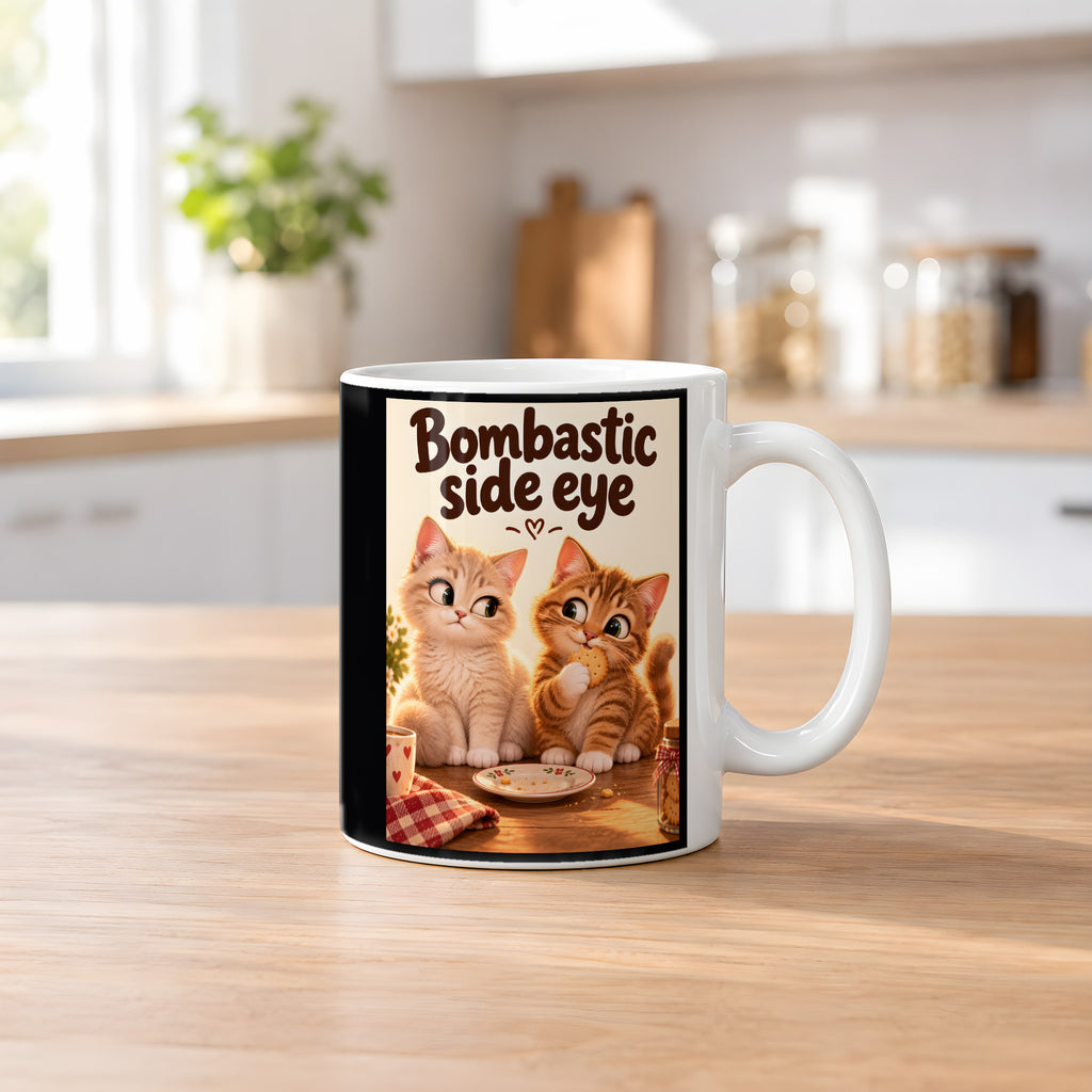 Keksdetektiv – Katzentasse mit Spruch. Spruch: Bombastic side eye Beidseitige Motivansicht. 2 KUECHE. Weiß.