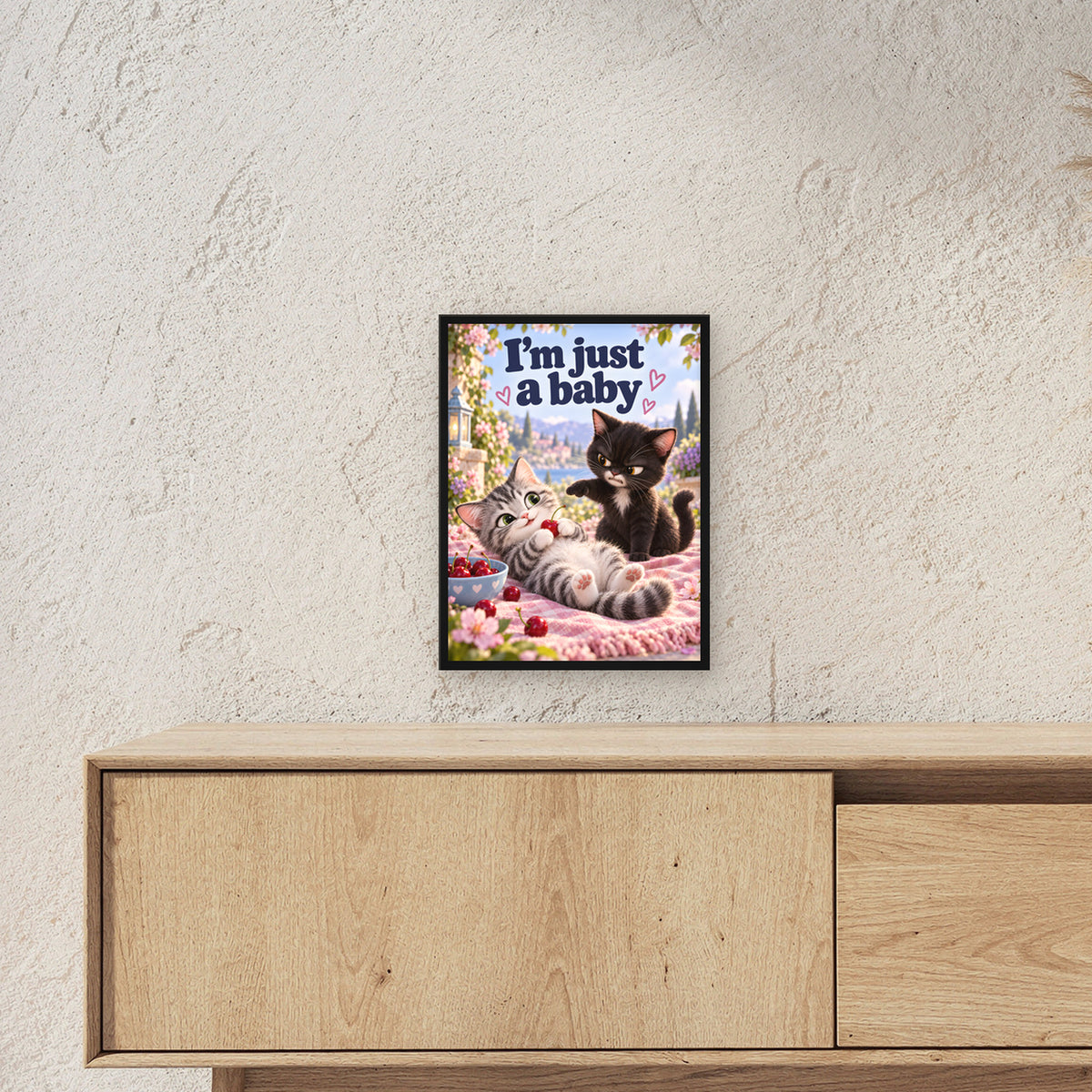 Kirschenunschuld – Gerahmtes Katzenbild. Spruch: I’m just a baby Schwarzer Rahmen ohne Passepartout. 3 RAUM 30x40cm. 30×40 cm.