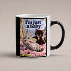 Kirschenunschuld – Katzentasse mit Spruch. Spruch: I’m just a baby Beidseitige Motivansicht. 1 STUDIO HEISS. Zaubertasse: Wärmeeffekt.