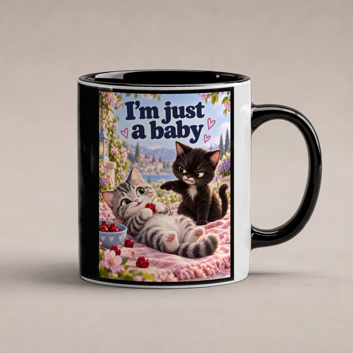 Kirschenunschuld – Katzentasse mit Spruch. Spruch: I’m just a baby Beidseitige Motivansicht. 1 STUDIO. Innen schwarz.