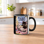 Kirschenunschuld – Katzentasse mit Spruch. Spruch: I’m just a baby Beidseitige Motivansicht. 2 KUECHE. Innen schwarz.