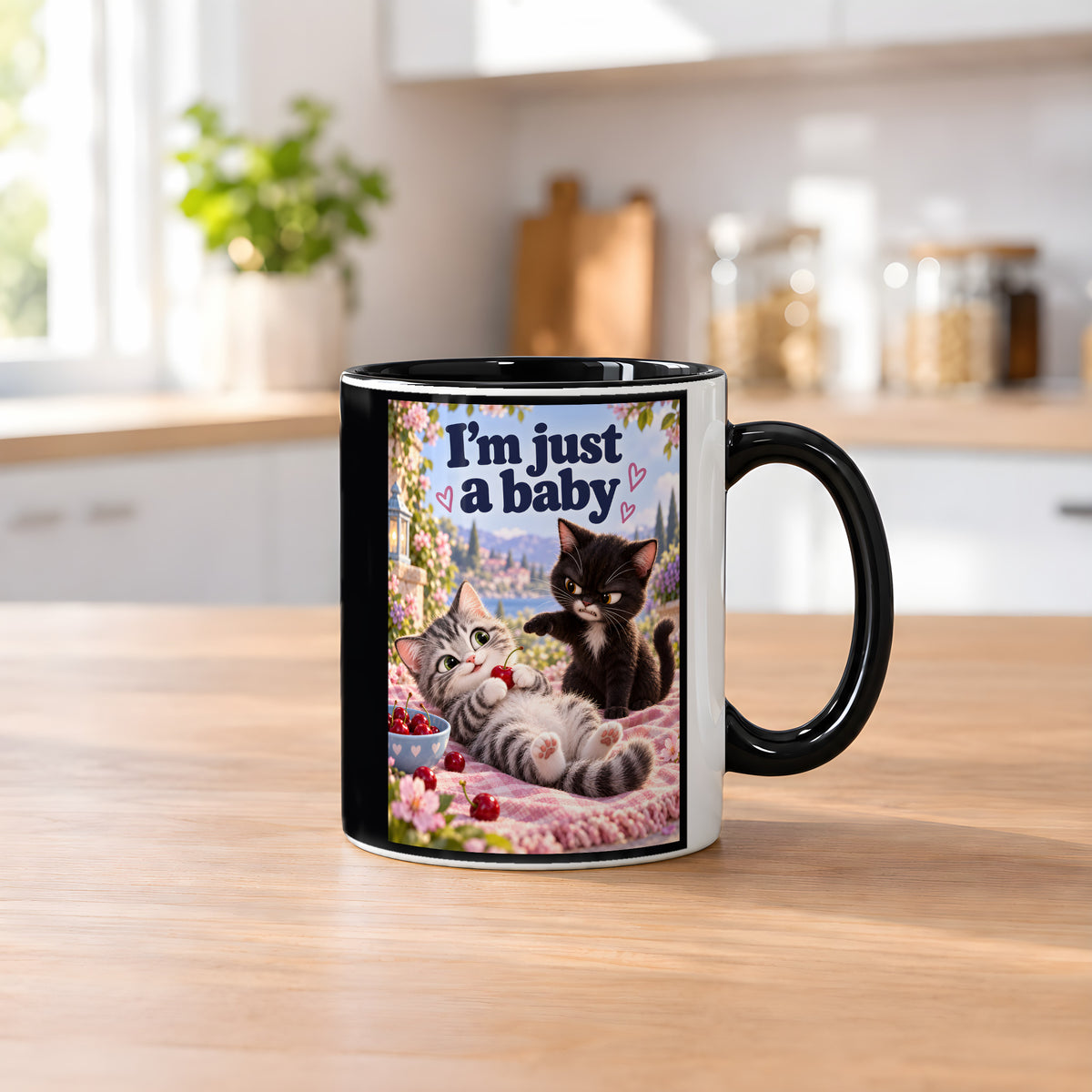 Kirschenunschuld – Katzentasse mit Spruch. Spruch: I’m just a baby Beidseitige Motivansicht. 2 KUECHE. Innen schwarz.