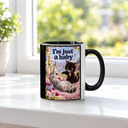 Kirschenunschuld – Katzentasse mit Spruch. Spruch: I’m just a baby Beidseitige Motivansicht. 3 FENSTER. Innen schwarz.