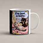 Kirschenunschuld – Katzentasse mit Spruch. Spruch: I’m just a baby Beidseitige Motivansicht. 1 STUDIO. Weiß.