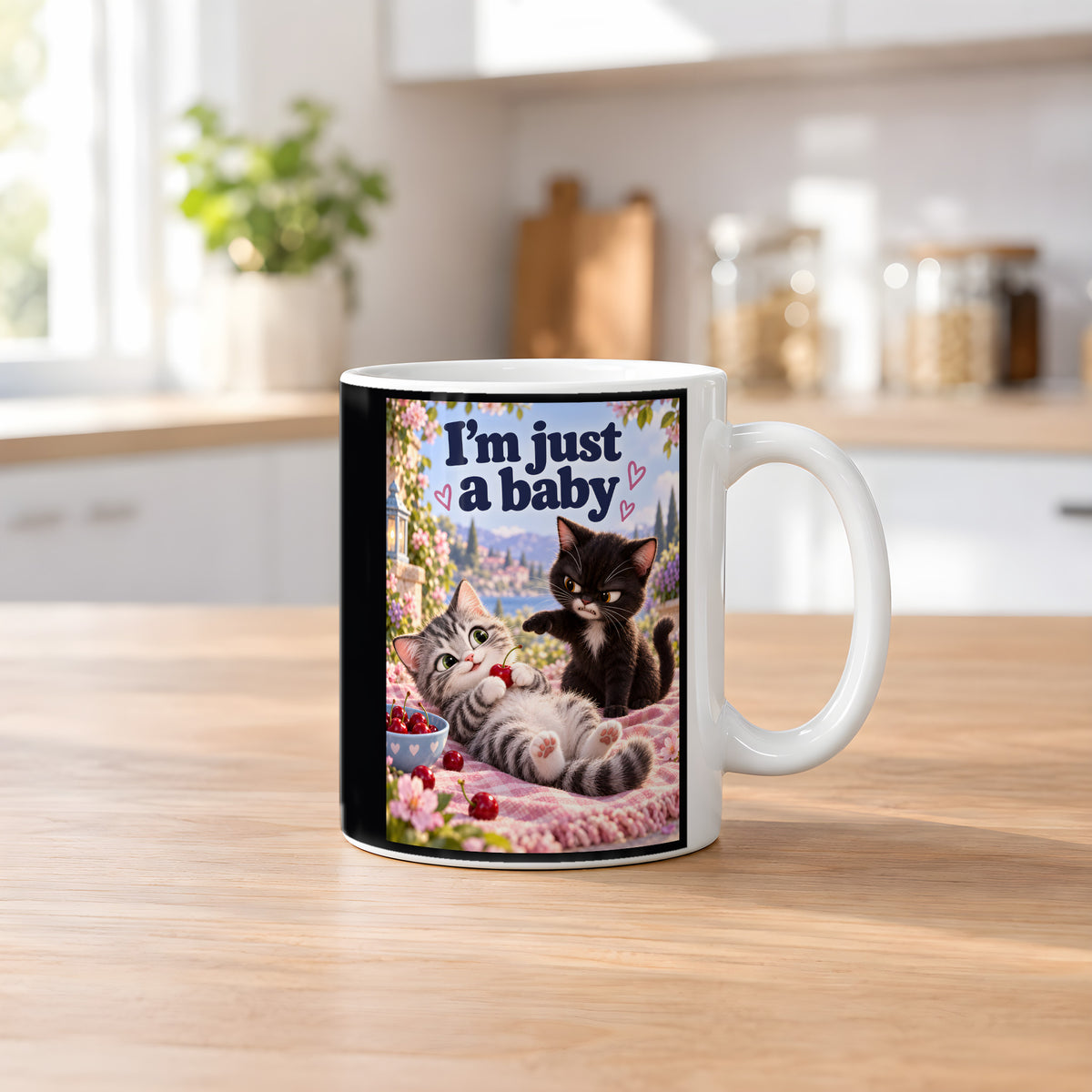 Kirschenunschuld – Katzentasse mit Spruch. Spruch: I’m just a baby Beidseitige Motivansicht. 2 KUECHE. Weiß.